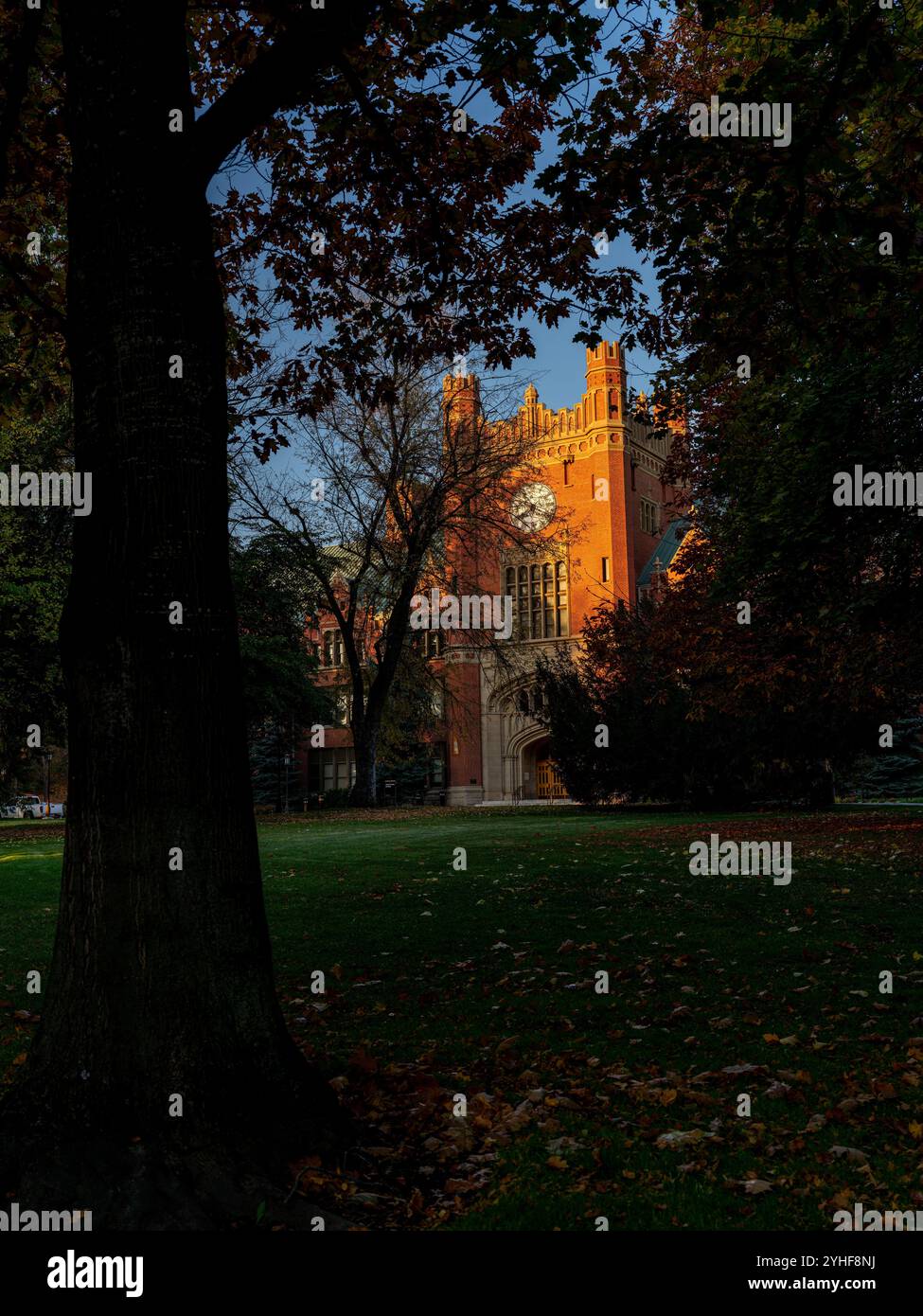 Edificio amministrativo iconico dell'Università dell'Idaho alla luce del sole mattutino Foto Stock