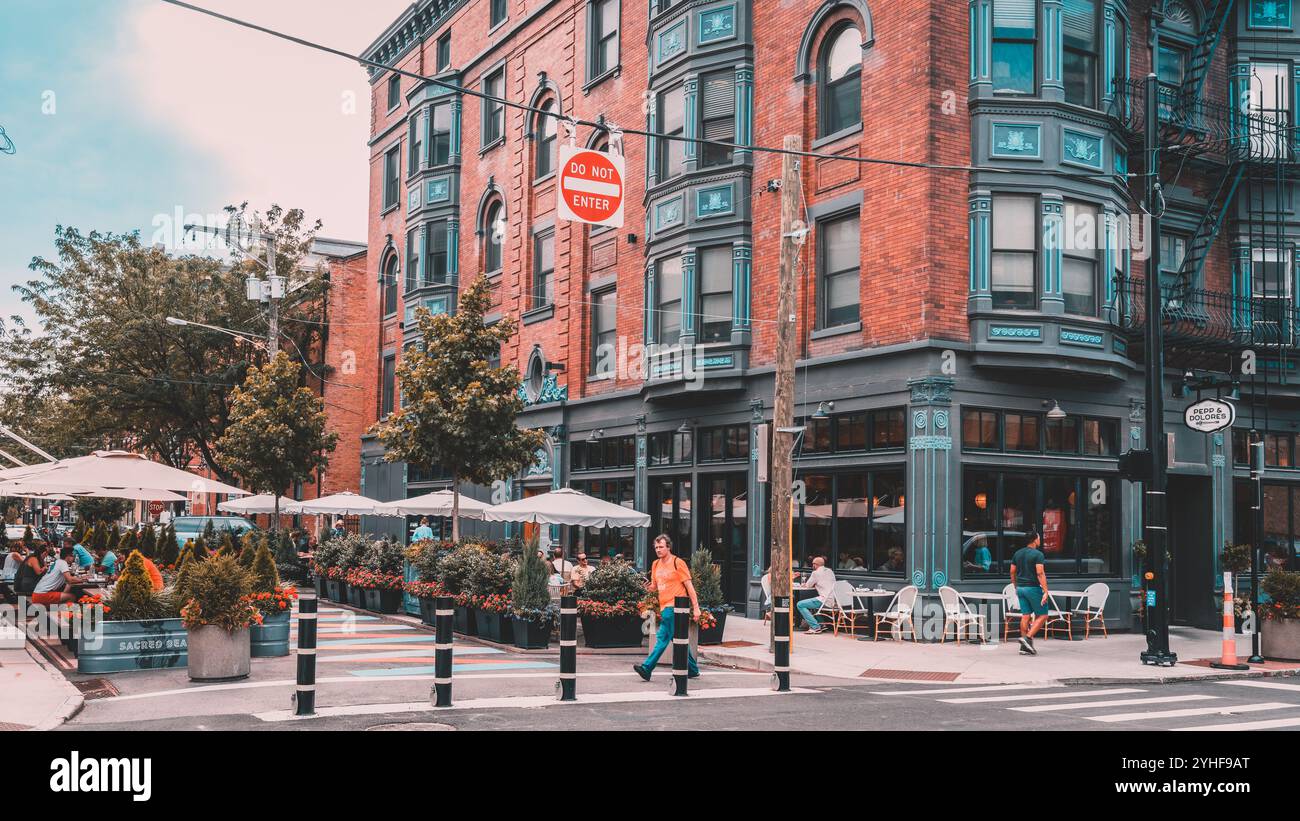 Cincinnati, Ohio, 30 luglio 2022: Uno dei tanti caffè all'aperto nell'area del Reno a Cincinnati, OHIO, che lo rende una destinazione popolare per la gente del posto e vi Foto Stock