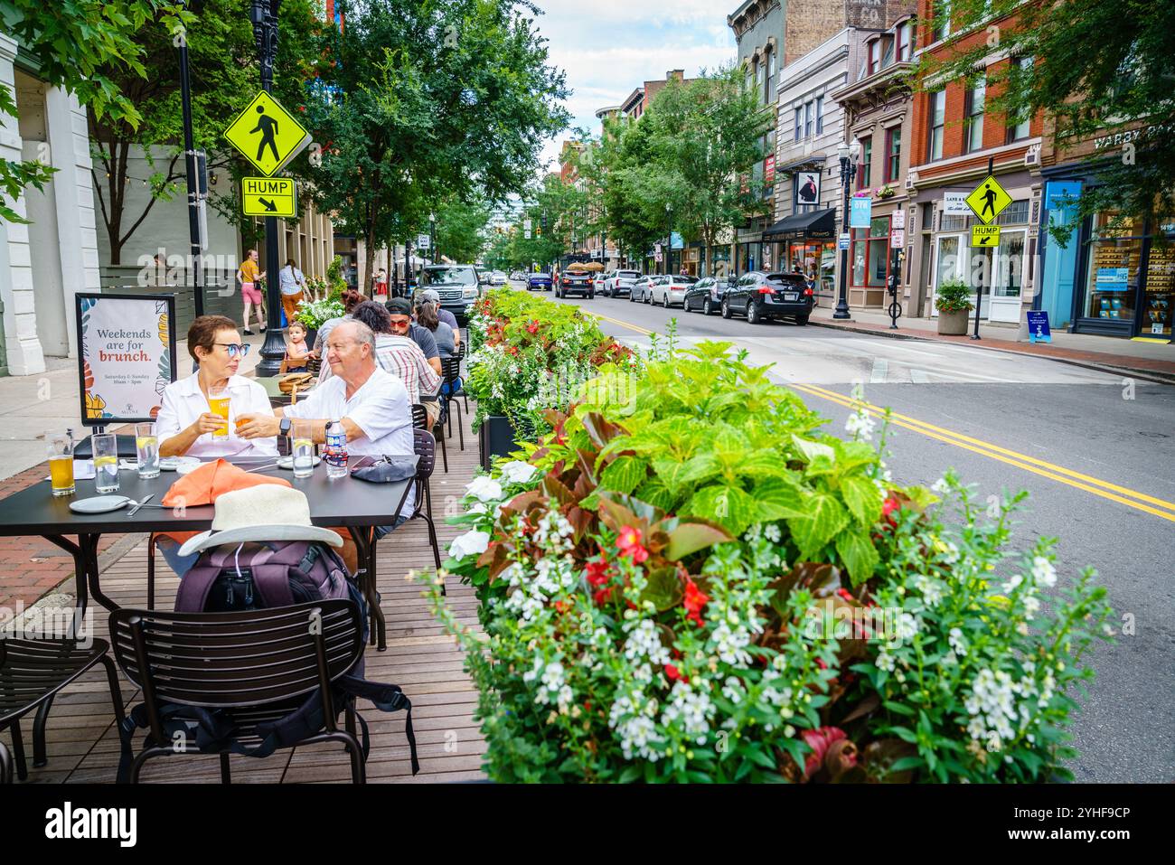 Cincinnati, Ohio, 30 luglio 2022: Uno dei tanti caffè all'aperto nell'area del Reno a Cincinnati, OHIO, che lo rende una destinazione popolare per la gente del posto e vi Foto Stock