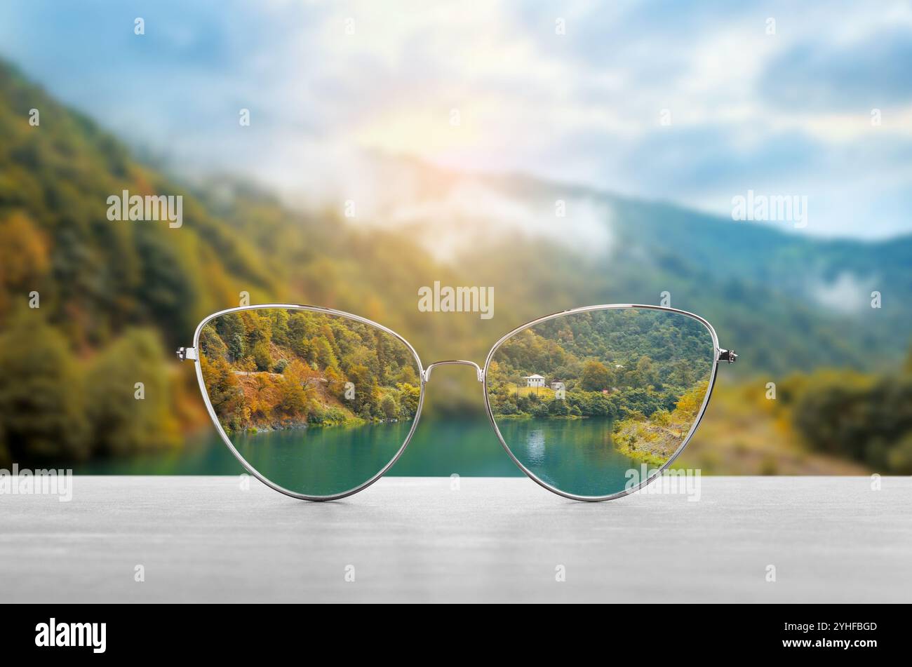 Vetri sullo splendido paesaggio. Guarda attraverso gli obiettivi più nitidi. Correzione della visione Foto Stock