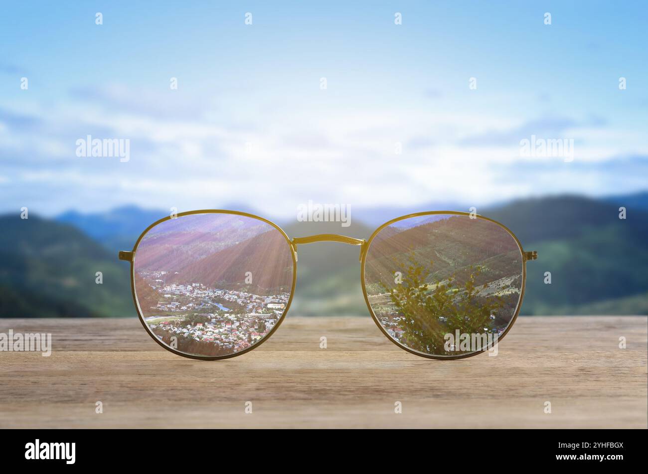 Vetri sullo splendido paesaggio. Guarda attraverso gli obiettivi più nitidi. Correzione della visione Foto Stock