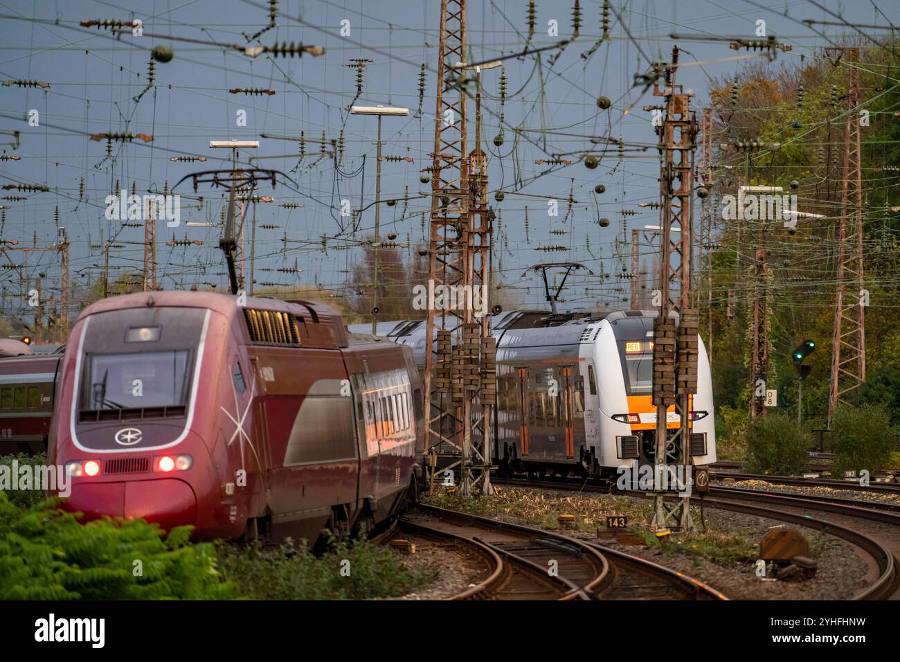 Eurostar Zug und RRX Zug verlassen den Hauptbahnhof von Essen, NRW, Deutschland, Bahnverkehr e HBF *** treno Eurostar e RRX in partenza dalla stazione centrale di Essen, NRW, Germania, traffico ferroviario e HBF Foto Stock