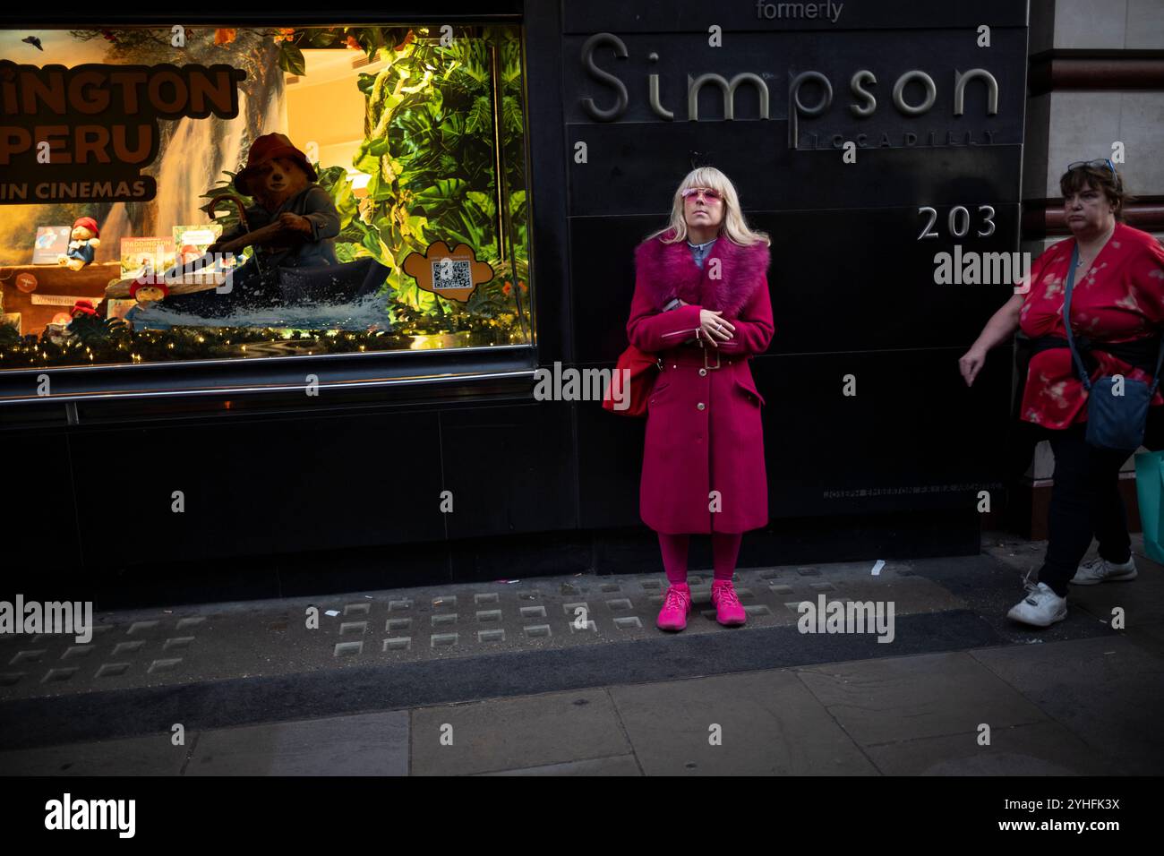 Vita quotidiana durante un giorno feriale, mentre le persone vivono lungo Piccadilly mentre il sole tramonta in inverno nel tardo pomeriggio 2024 novembre, Londra, Regno Unito Foto Stock