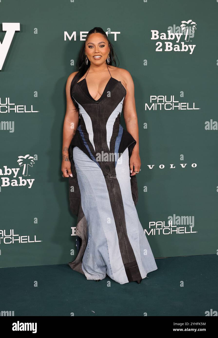 Ayesha Curry partecipa al Baby2Baby Gala 2024 al Pacific Design Center il 9 novembre 2024 a West Hollywood, California. Foto: Crash/imageSPACE/MediaPunch Foto Stock