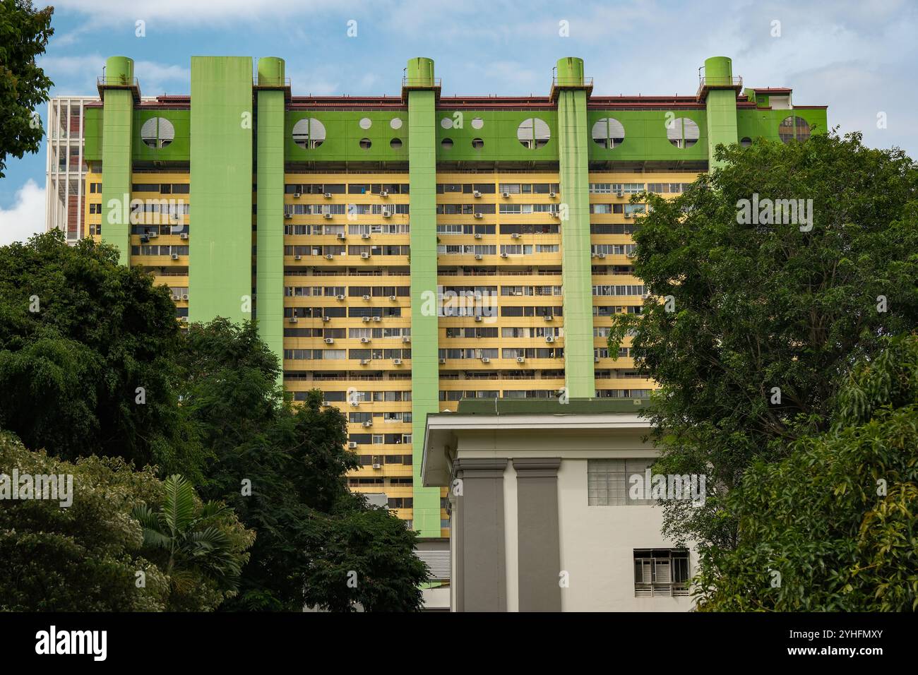 Il People Park HBD ospita un punto di riferimento l'edificio verde e giallo è un punto di riferimento nell'area di Singapore China Town. Foto Stock