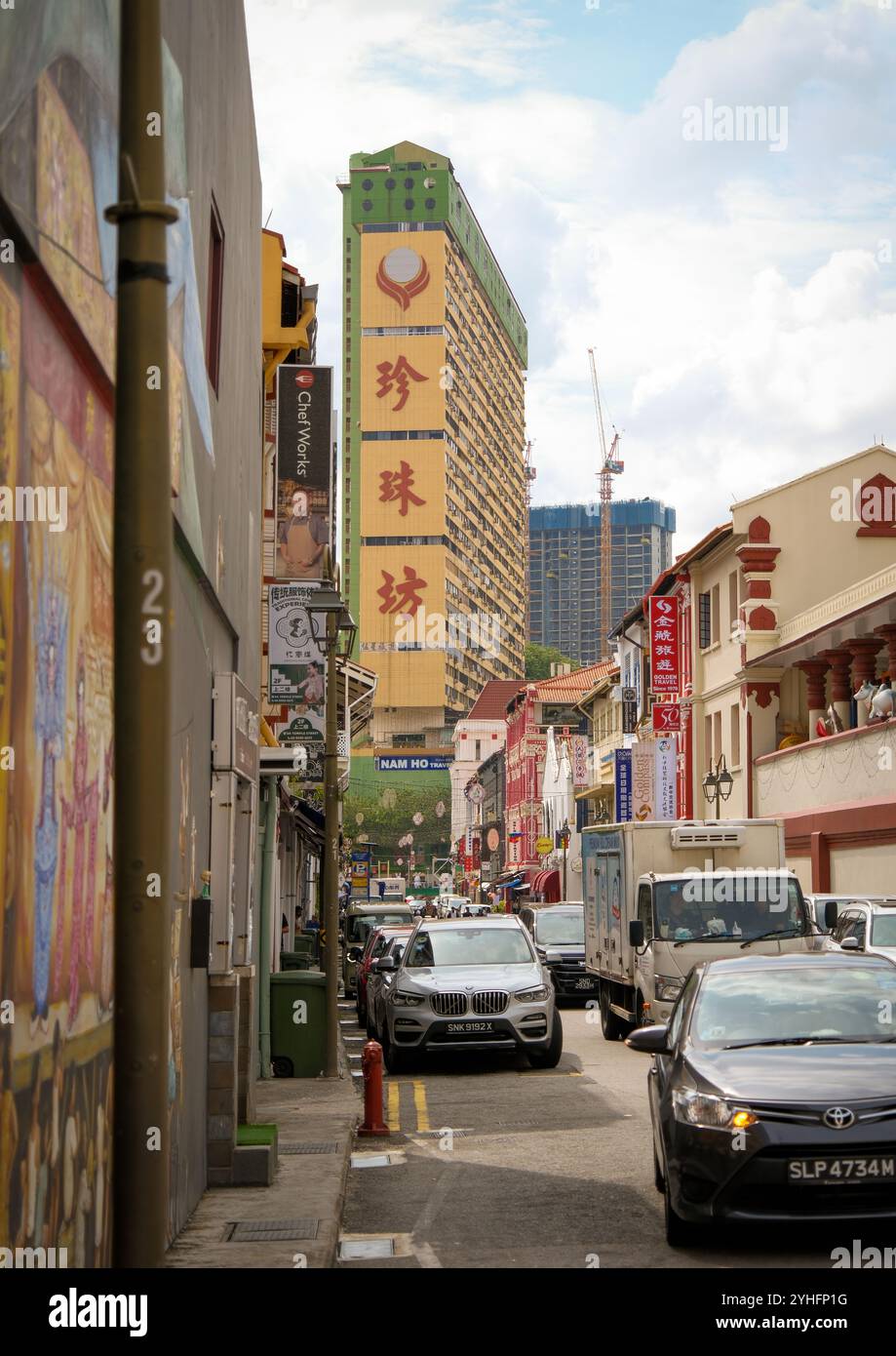 La torre HBD Landmark of Peoples Park Singapore è vista da Temple Street in primo piano Foto Stock