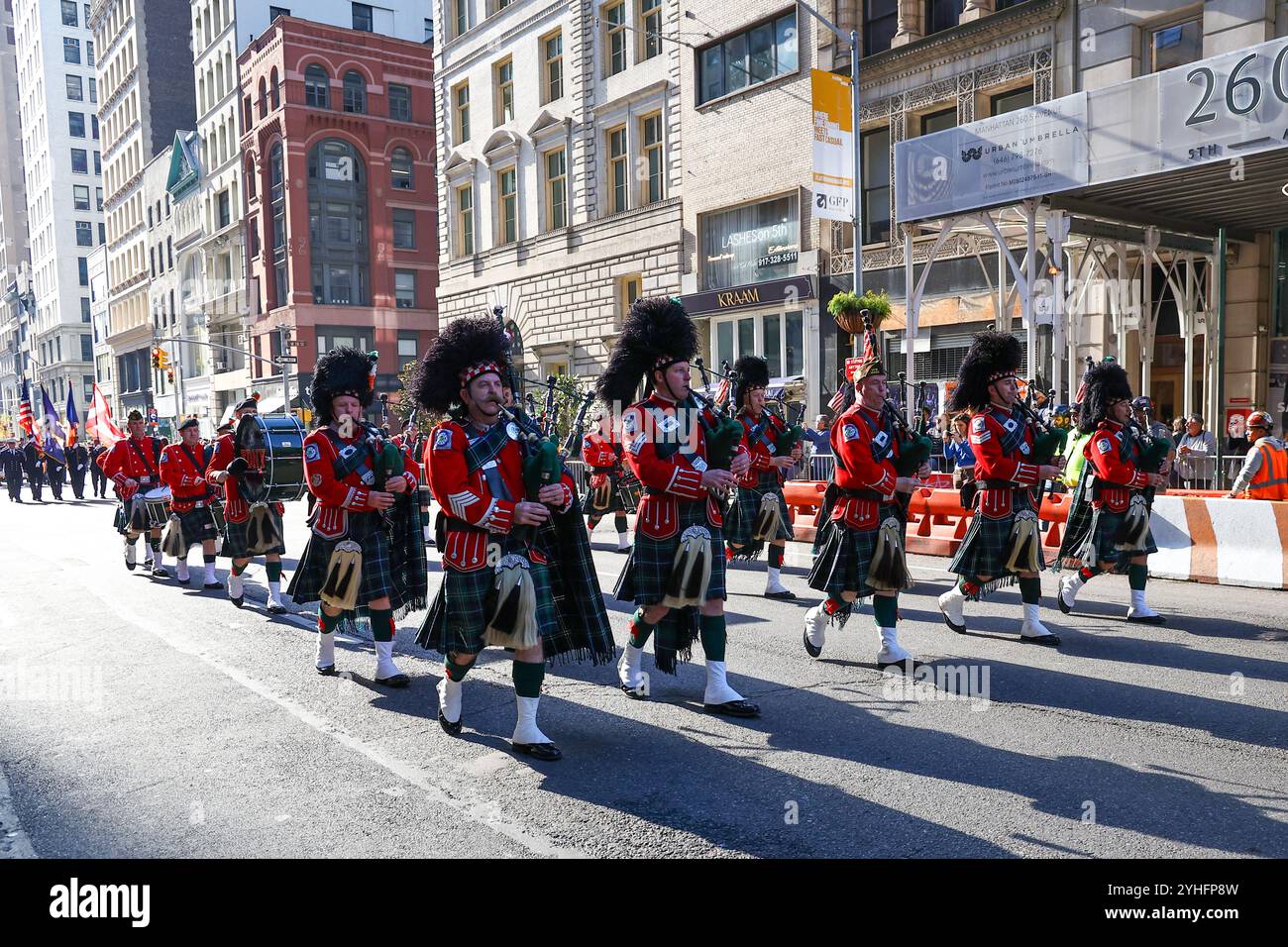 I membri della band FDNY Emerald Society marciano fino alla 5th Avenue nella NYC Veterans Day Parade 2024 a New York City, lunedì 11 novembre 2024. (Foto: Gordon Donovan) Foto Stock