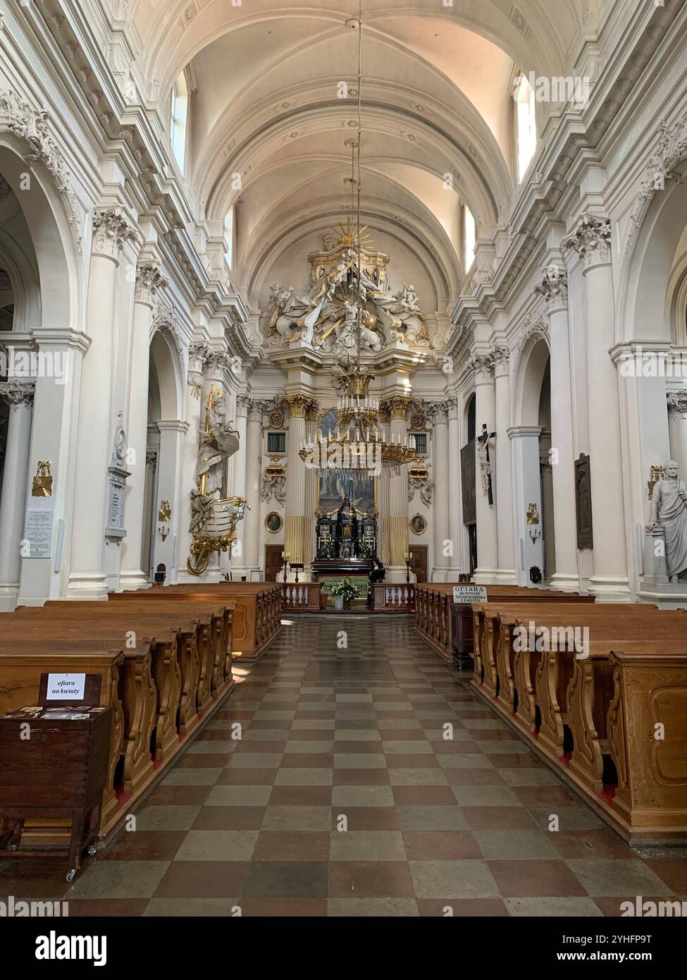 Splendido interno di una grande chiesa barocca con dettagli decorati Foto Stock