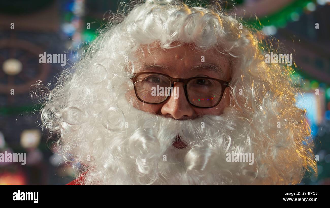 POV di Babbo Natale che parla con i bambini di tutto il mondo in videochiamata online, registrandosi nella sua cabina di tronchi del Polo Nord. Vecchio in tuta rossa che si prepara per il suo viaggio alla vigilia di Natale. Telecamera A.. Foto Stock