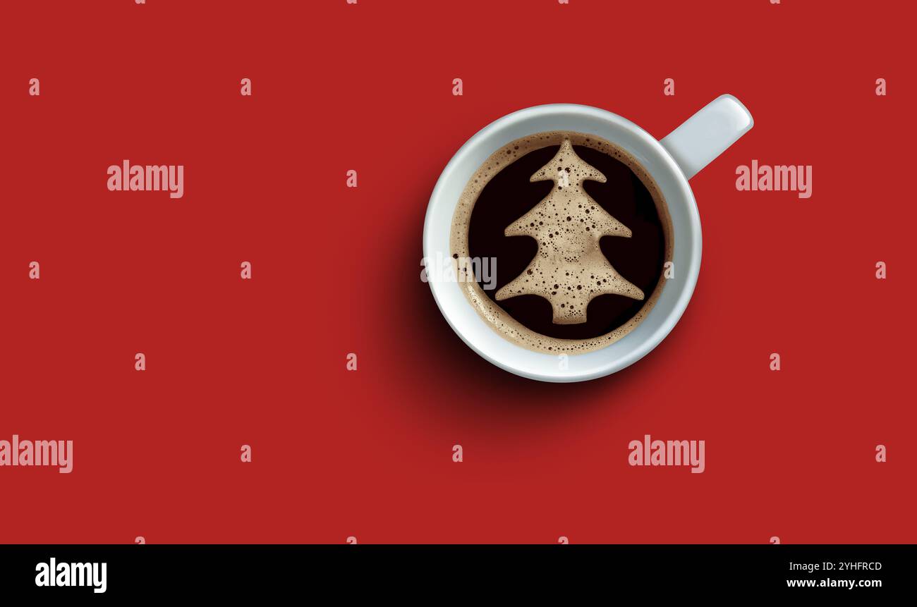 Bevanda a base di caffè durante le festività natalizie prodotta da chicchi tostati come bevanda calda per le festività invernali o natalizie come espresso o pressa francese Foto Stock