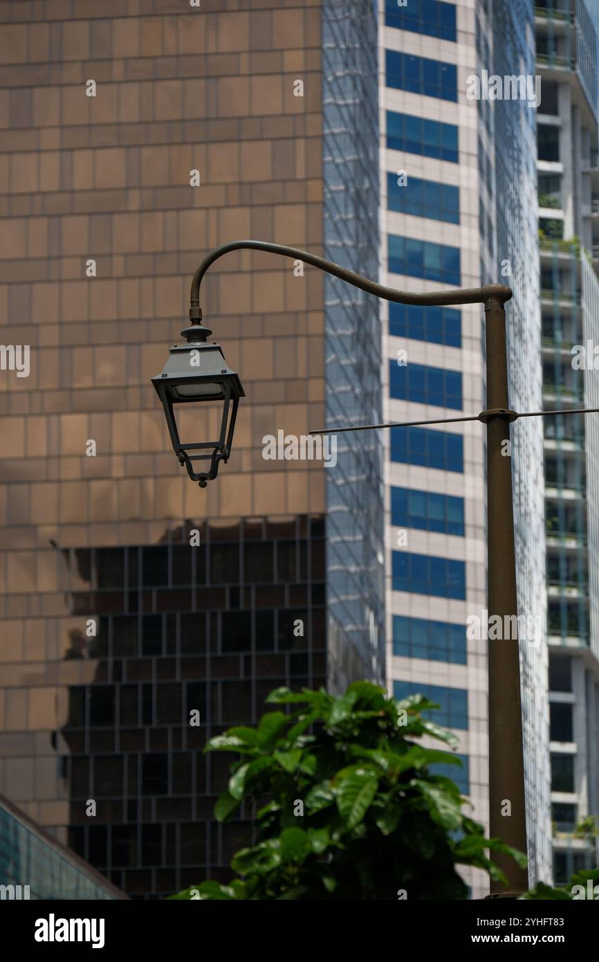 Vecchio lampione con l'hotel Clan sullo sfondo un hotel di lusso in Cross Street Singapore Asia. Foto Stock