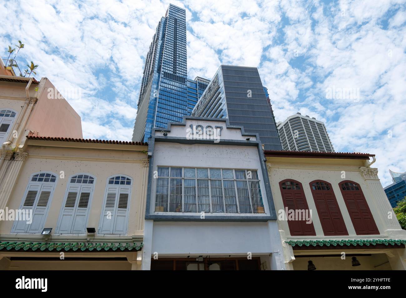 Una vista di una vecchia bottega in Tras Street Singapore con i moderni grattacieli della Guoco Tower sullo sfondo. Viene visualizzata una data di costruzione 1967. Foto Stock