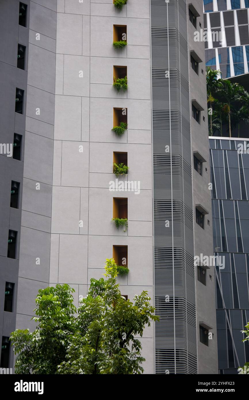Edificio abitativo di 8 Robinson Singapore con finestre e aree aperte che aiutano a raffreddare gli edifici e a riscaldare il pianeta. Foto Stock