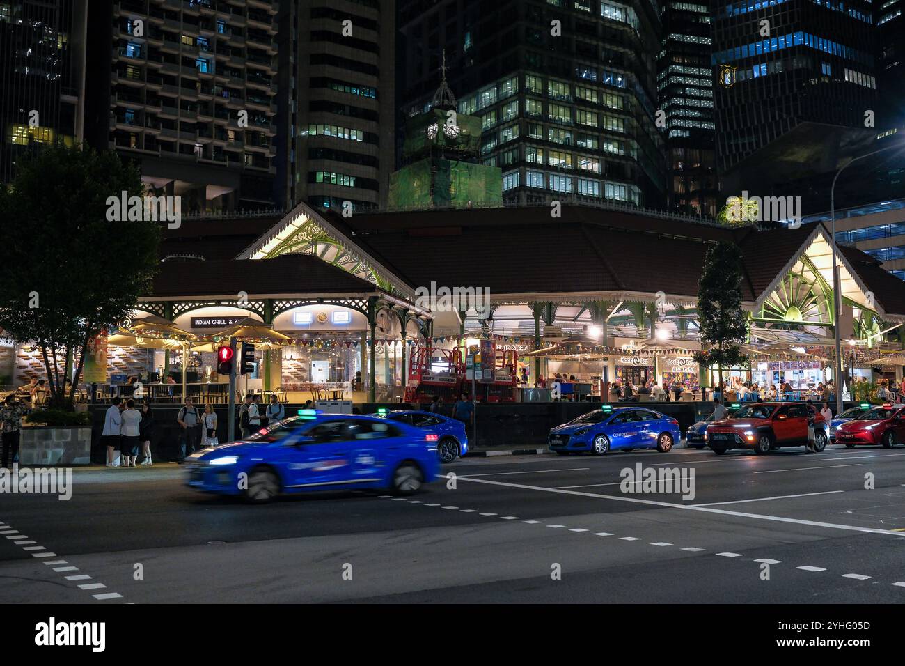 Il ristorante di Satay Street lau Pa Sat nel cuore dei grattacieli di Singapore, un popolare luogo di ristoro con bancarelle Hawker al coperto e aree salotto Foto Stock