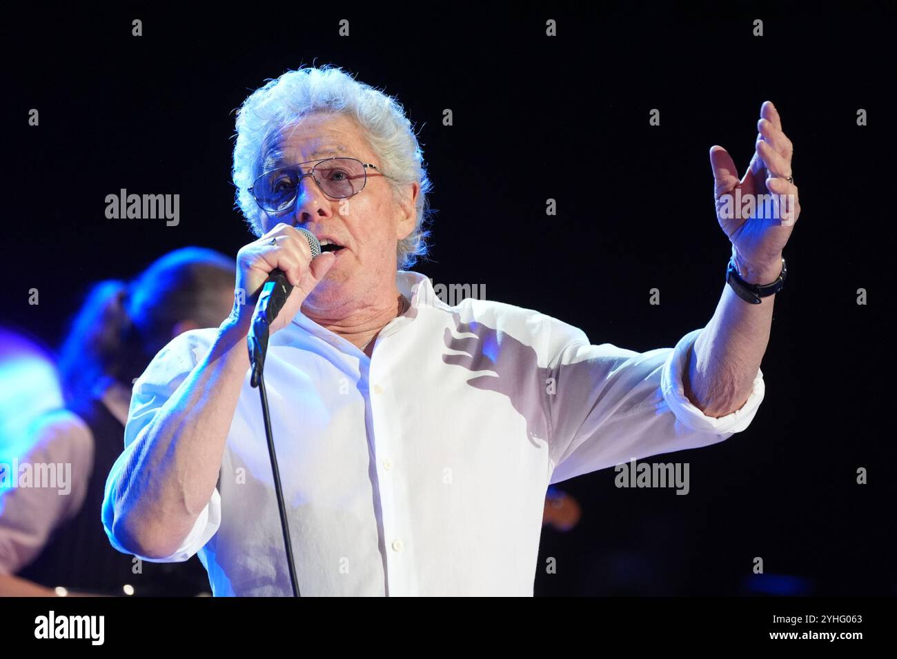 Foto del file datata 24/03/24 di Roger Daltrey, sul palco durante 'Ovation' una celebrazione di 24 anni di concerti per il Teenage Cancer Trust, alla Royal Albert Hall di Londra. Il signor Daltrey ha detto che canta meglio di me da anni e insiste sul fatto che la sua band non ha ancora finito. Il 80enne ha detto all'agenzia di stampa della PA che sta per intraprendere un tour da solista l'anno prossimo, come se non continuasse a cantare la sua voce "scomparirebbe" e "esplorasse la musica" avvicinandosi alle canzoni familiari in modi nuovi. Data di pubblicazione: Lunedì 11 novembre 2024. Foto Stock