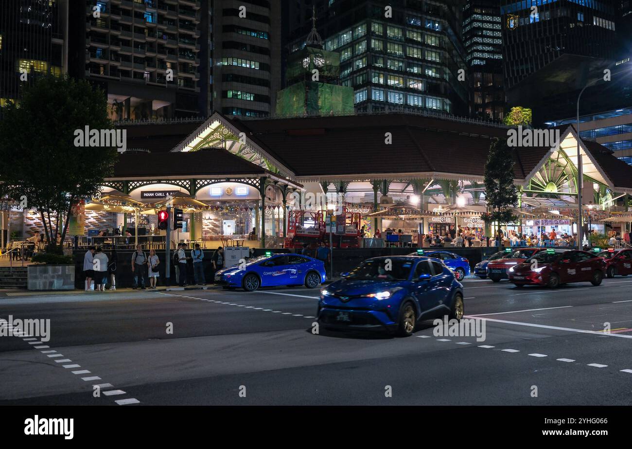 Il ristorante di Satay Street lau Pa Sat nel cuore dei grattacieli di Singapore, un popolare luogo di ristoro con bancarelle Hawker al coperto e aree salotto Foto Stock