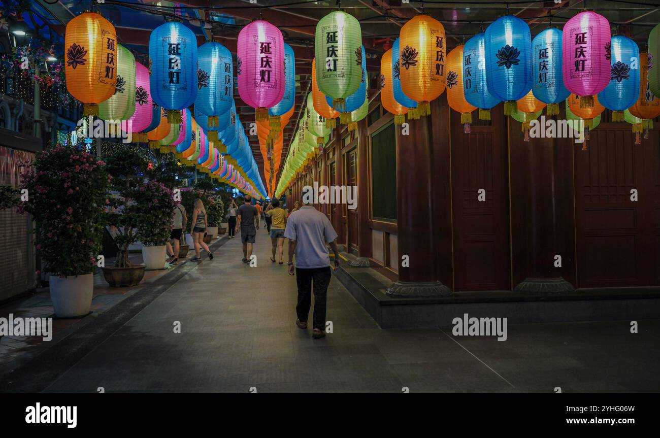 Le linee delle lanterne multicolore brillano coloratamente di notte appese all'esterno e intorno al Tempio Reliquico dei denti del Buddha di Singapore in Asia. Foto Stock