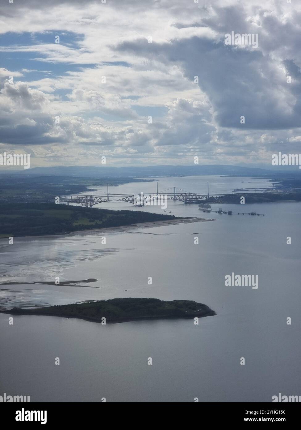 Vista aerea del ponte Firth of Forth; iconico ponte ferroviario a sbalzo sul Firth of Forth nella parte orientale della Scozia, Regno Unito, Regno Unito Foto Stock