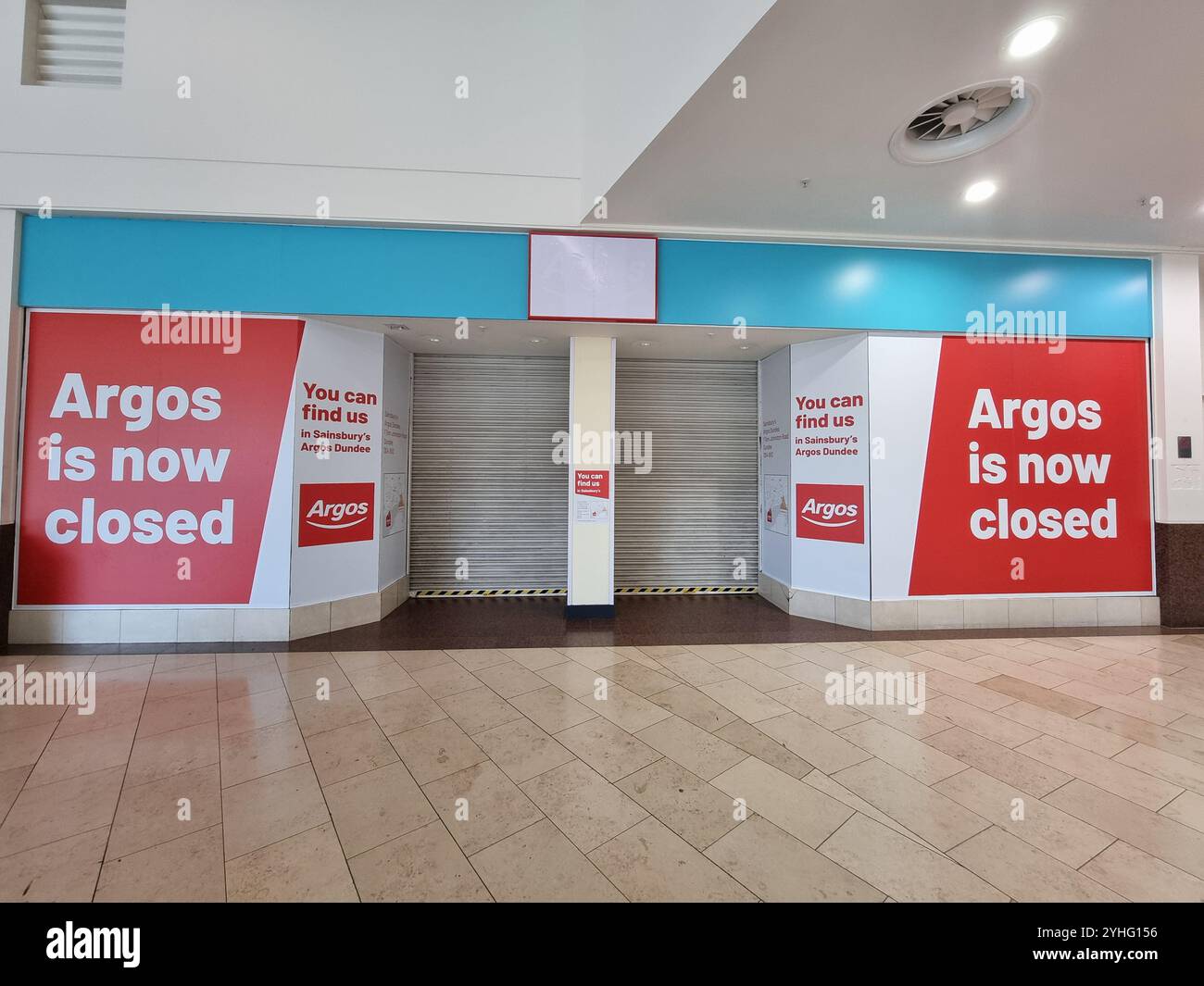 Vetrina del negozio Argos chiuso nel centro commerciale in Scozia Regno Unito; svuotare il centro commerciale meno negozi fisici da offline a online - Immagine stock catturata con smartphone