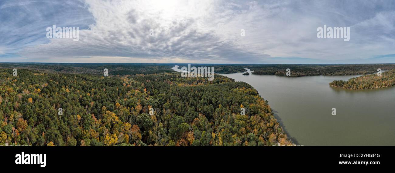 Una breve tangenziale e una lunga tangenziale si fondono sul fiume Catawba vicino a Great Falls, South Carolina Foto Stock