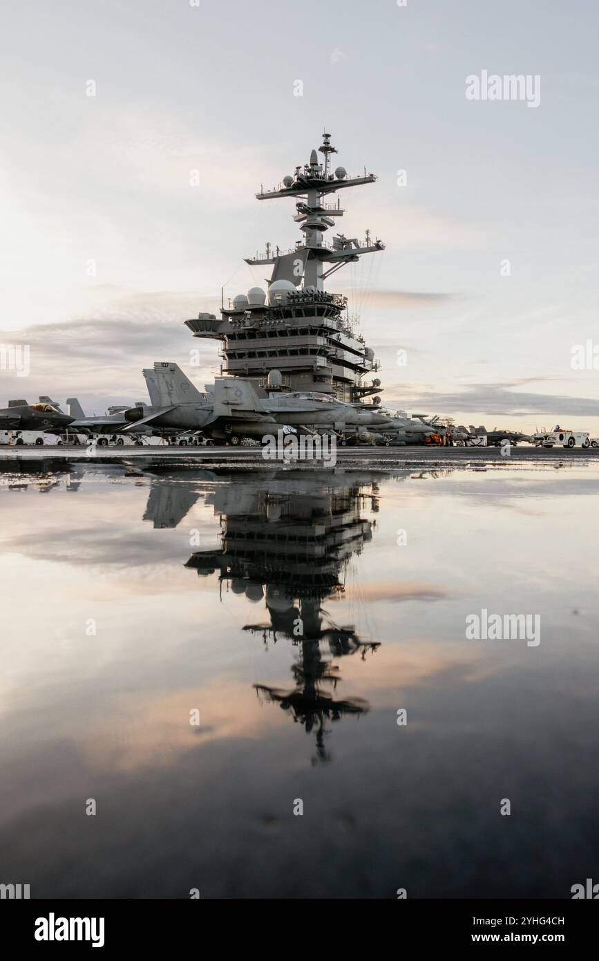 La portaerei classe Nimitz USS George Washington (CVN 73) opera nell'Oceano Pacifico, 6 novembre 2024. George Washington è la prima portaerei in servizio in avanti della 7th Fleet, un simbolo di lunga data dell'impegno degli Stati Uniti a mantenere una regione indo-pacifica libera e aperta, mentre opera a fianco degli Alleati e dei partner in tutta la più grande flotta numerata della Marina degli Stati Uniti. (Foto della Marina degli Stati Uniti di August Clawson, specialista della comunicazione di massa di terza classe) Foto Stock