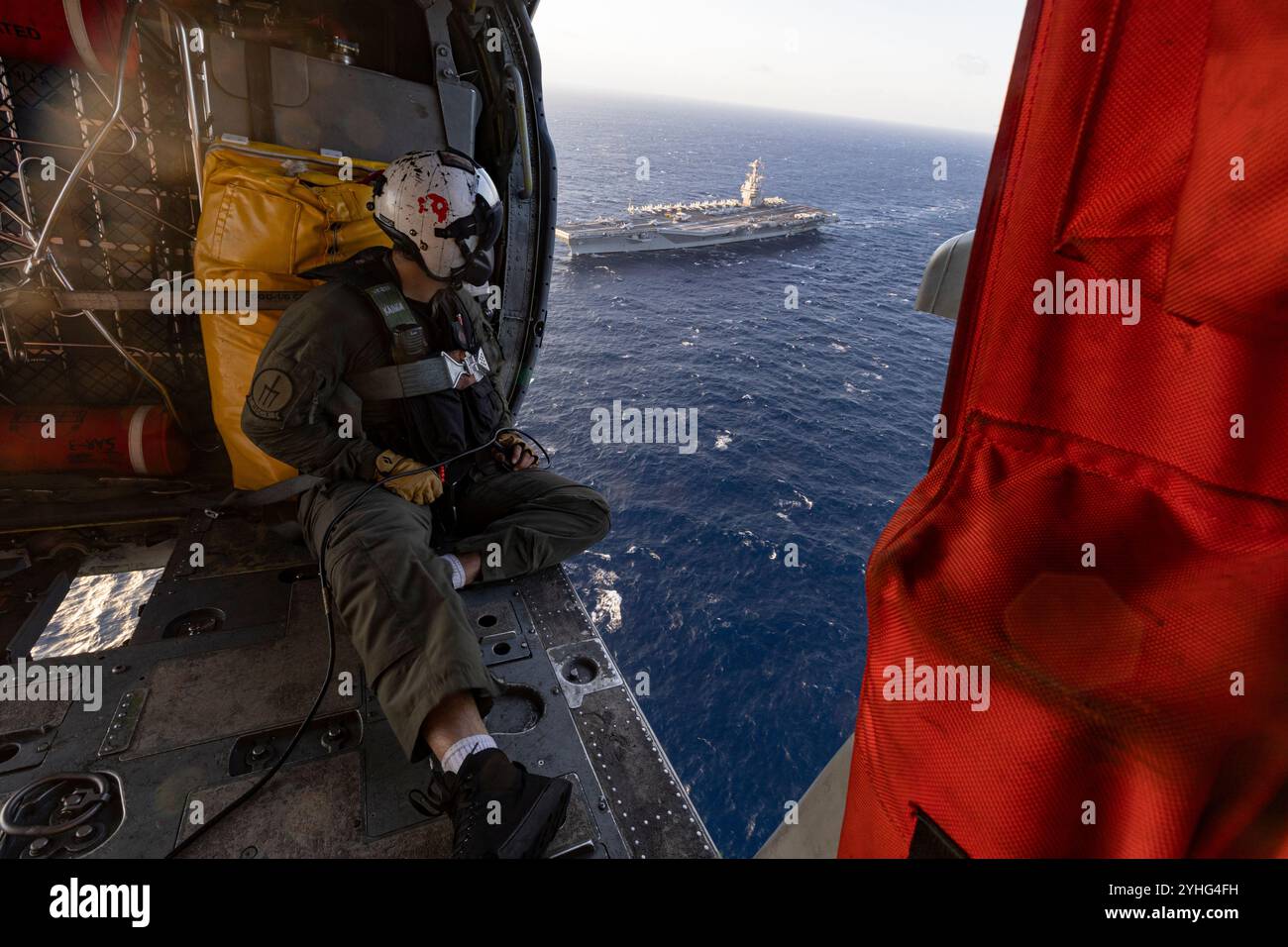 Naval Air Crewman (Helicopter) 1st Class John Kainoa, assegnato ai "Tridenti" dell'Helicopter Sea Combat Squadron (HSC) 9, osserva la più grande portaerei del mondo, la USS Gerald R. Ford (CVN 78) da un MH-60S Seahawk durante un decollo di routine, 9 novembre 2024. Il Gerald R. Ford Carrier Strike Group è in corso nell'Oceano Atlantico completando Group Sail. Group Sail è il primo evento di formazione in fase integrata in mare durante un ciclo di addestramento all'implementazione di routine. È stato progettato per sfidare la capacità della Gerald R. Ford CSG di utilizzare le capacità della USS Gerald R. Ford (CVN 78), USS Winston Foto Stock