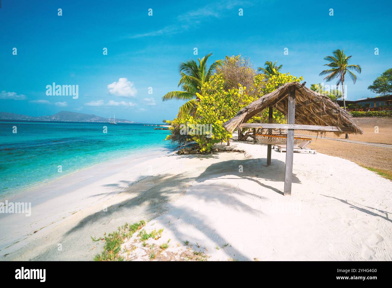 Beach of Petit St. Vincet resort, Grenadines, indie occidentali. capanna amaca Foto Stock