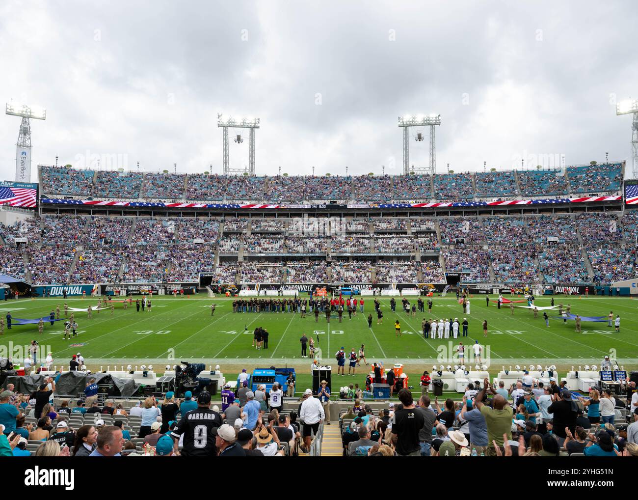I membri del servizio militare e gli addetti alle reclute si trovano sul campo durante l'intervallo alla partita dei Jacksonville Jaguars salute to Service all'EverBank Stadium di Jacksonville, Florida, 10 novembre 2024. Il gioco salute to Service onora i membri del servizio nazionale, i veterani e le loro famiglie. Prima del calcio d'inizio, fu eseguito l'inno nazionale e durante l'intervallo il tenente generale Guy Swan amministrò il giuramento di arruolamento a più di 200 reclute provenienti da tutti e sei i rami militari. (Foto della U.S. Air National Guard del Senior Airman Brooke Keisler) Foto Stock