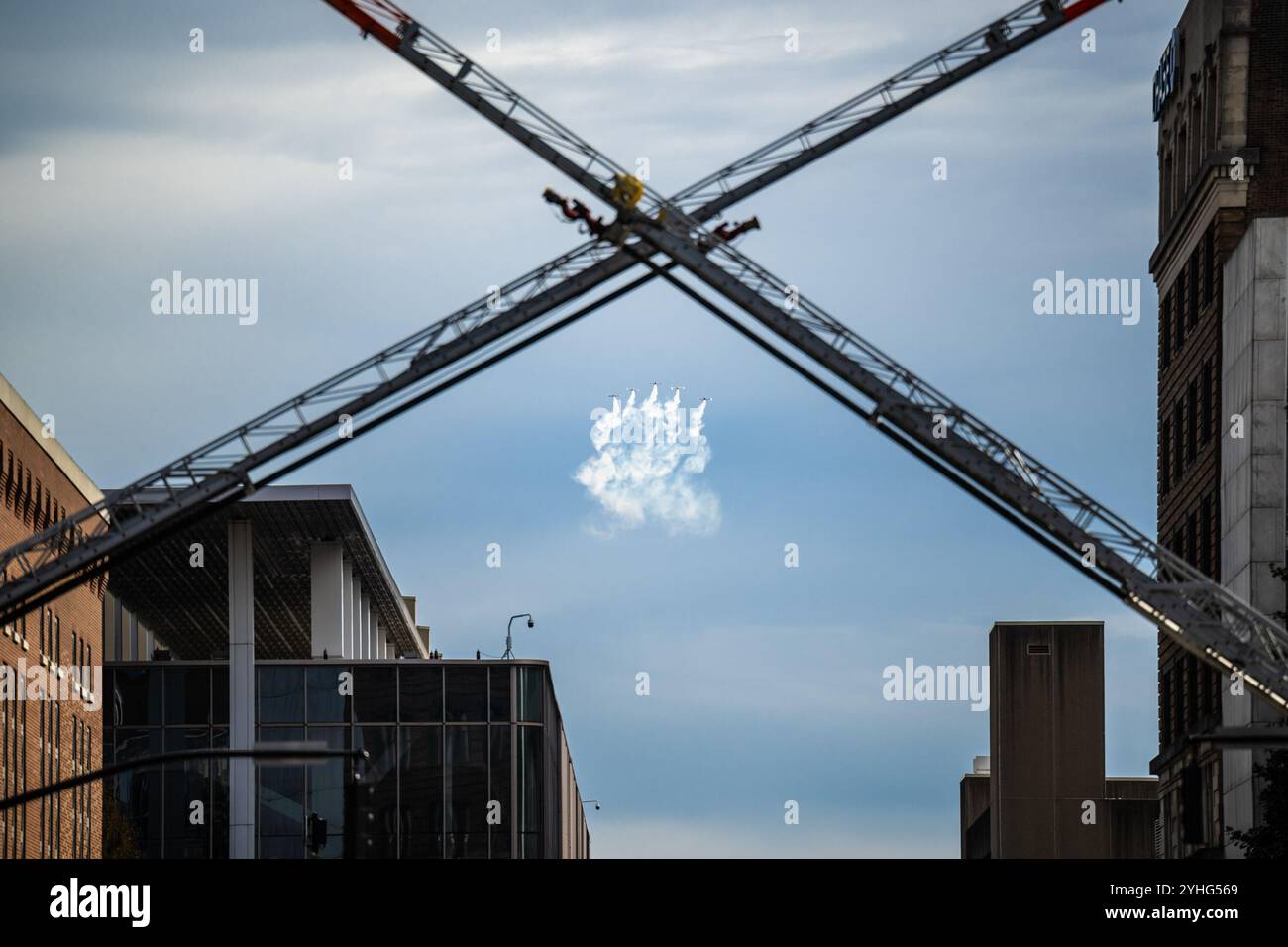 Smoke on Aviation esegue un volo lungo Jefferson Street nel centro di Louisville, Ky., 9 novembre 2024, per dare il via alla parata annuale dei Veterans Day della città. L'evento ha visto la partecipazione di più di 50 organizzazioni, tra cui la Kentucky Air National Guard e la sua replica in scala Mini C-130 Hercules. (Foto della U.S. Air National Guard di Dale Greer) Foto Stock