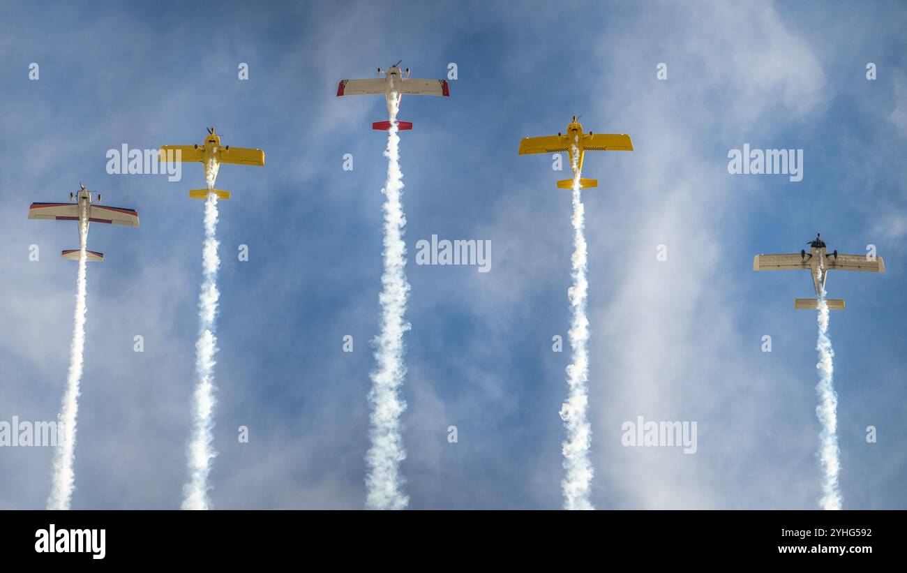 Smoke on Aviation esegue un volo lungo Jefferson Street nel centro di Louisville, Ky., 9 novembre 2024, per dare il via alla parata annuale dei Veterans Day della città. L'evento ha visto la partecipazione di più di 50 organizzazioni, tra cui la Kentucky Air National Guard e la sua replica in scala Mini C-130 Hercules. (Foto della U.S. Air National Guard di Dale Greer) Foto Stock
