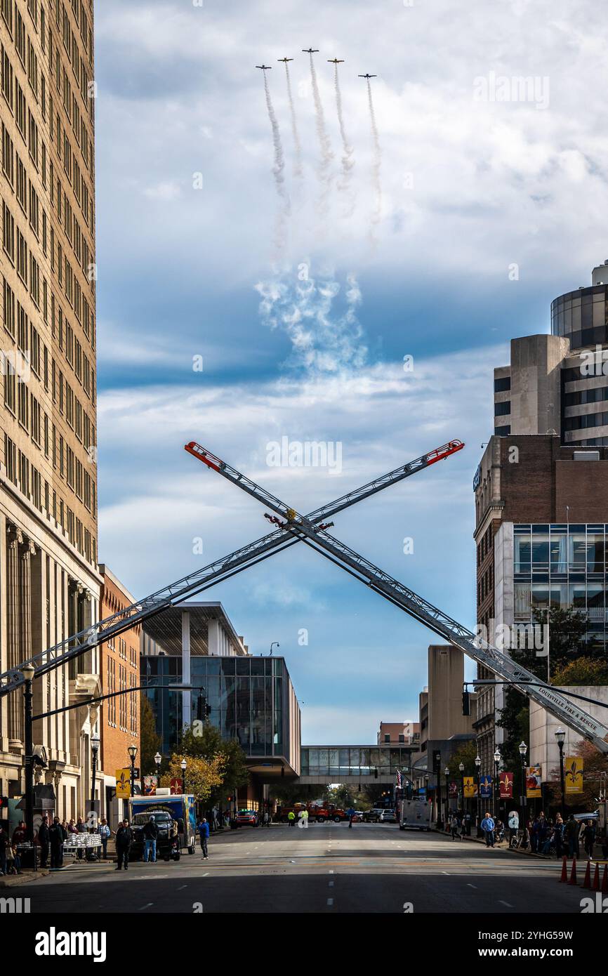 Smoke on Aviation esegue un volo lungo Jefferson Street nel centro di Louisville, Ky., 9 novembre 2024, per dare il via alla parata annuale dei Veterans Day della città. L'evento ha visto la partecipazione di più di 50 organizzazioni, tra cui la Kentucky Air National Guard e la sua replica in scala Mini C-130 Hercules. (Foto della U.S. Air National Guard di Dale Greer) Foto Stock