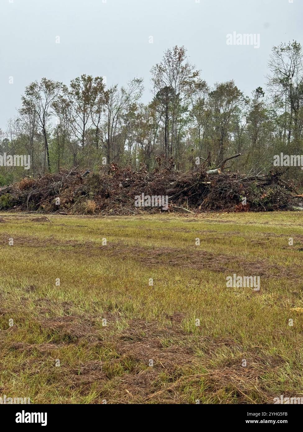 L'uragano Helene ha attraversato la contea di Montgomery, Georgia, lasciando detriti sparsi per la contea. Il distretto di Savannah del corpo è ora responsabile della rimozione dei detriti e stima 500.000 metri cubi da raccogliere nella contea. Foto Stock