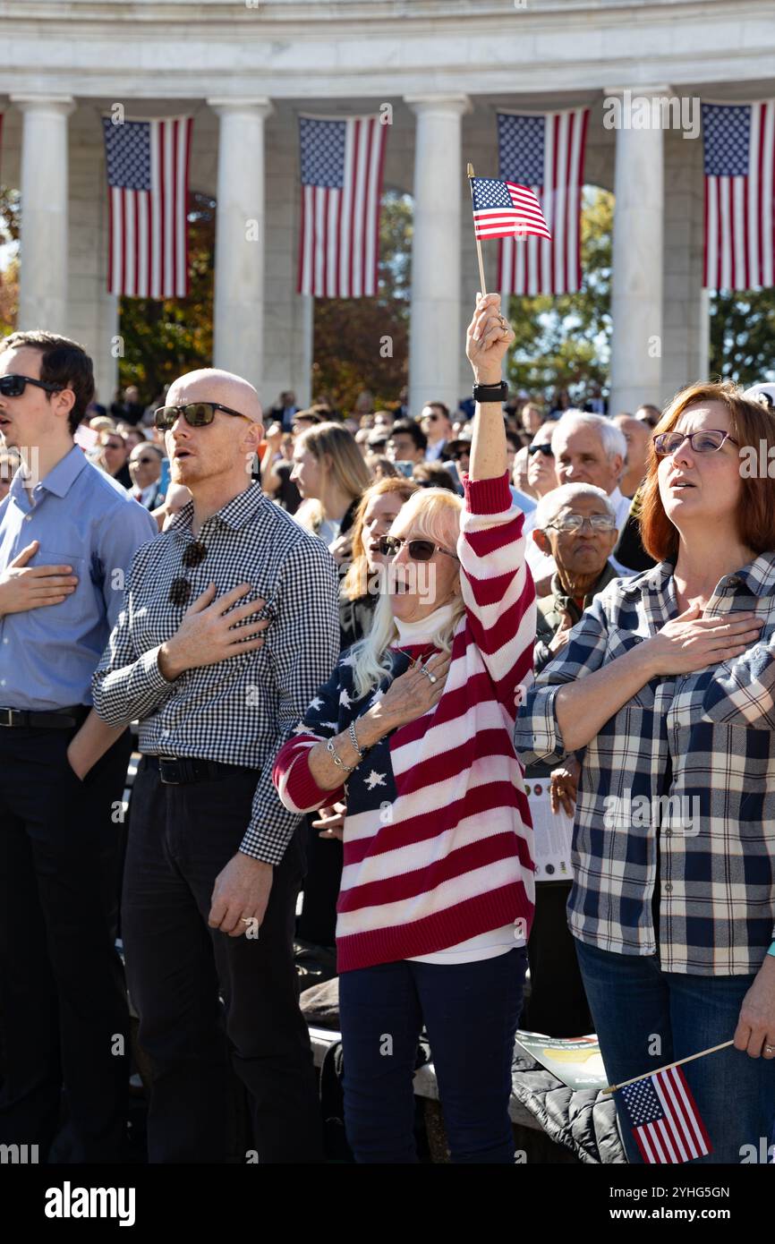 I membri del pubblico si uniscono all'inno nazionale durante gli eventi del Veterans Day presso il cimitero nazionale di Arlington l'11 novembre 2024. Gli eventi includevano un cordone d'onore delle forze Armate e una cerimonia di deposizione delle ghirlande in onore del Veterans Day, presso la Tomba del Milite ignoto e in seguito un discorso presidenziale nell'anfiteatro del TUS. (Foto dell'esercito degli Stati Uniti del sergente Samantha Cate) Foto Stock