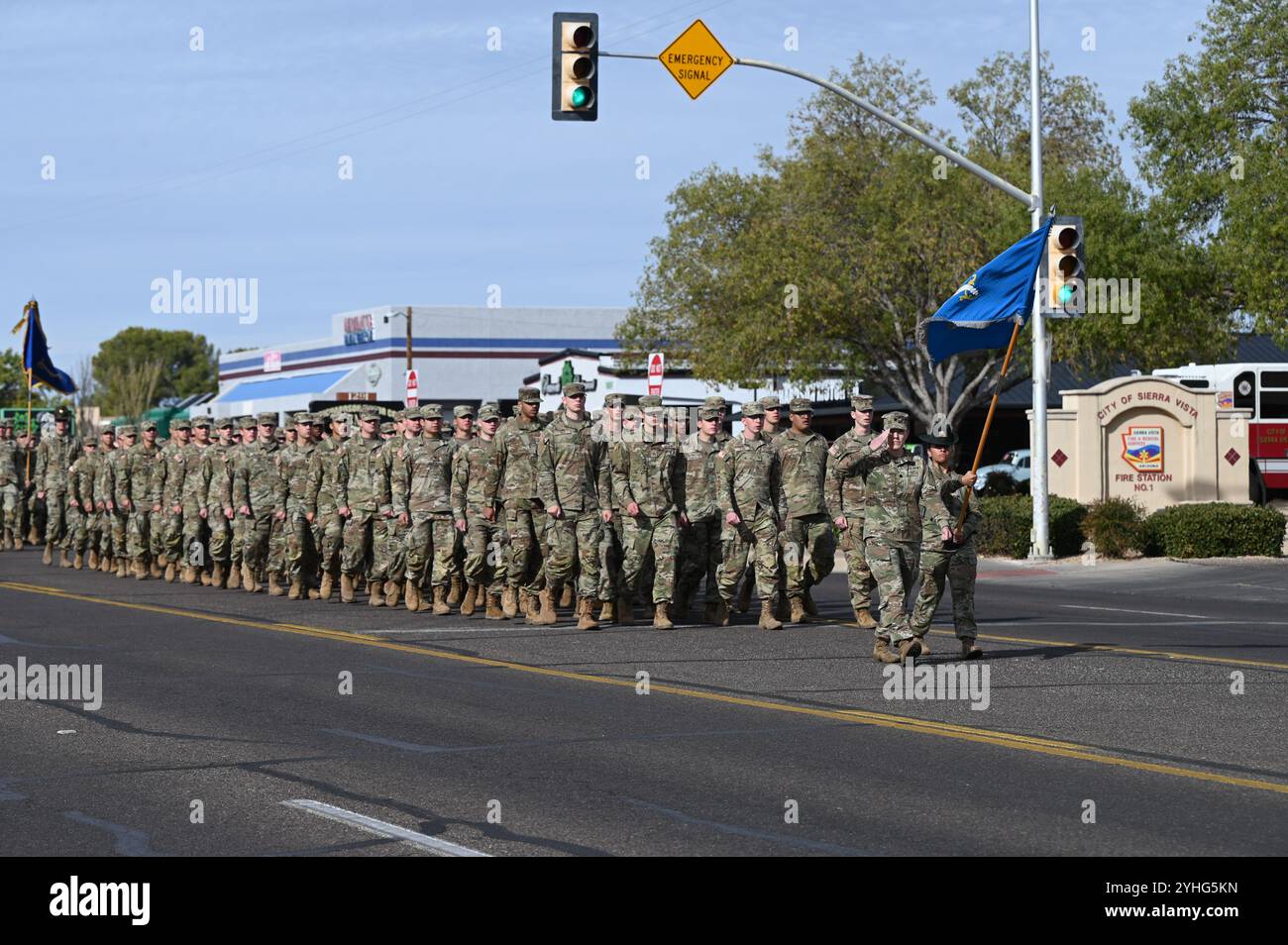 I soldati e la leadership di Fort Huachuca parteciparono alla Sierra Vista Veterans Day Parade and Ceremony a Sierra Vista, Arizona, 11 novembre 2024. Foto Stock