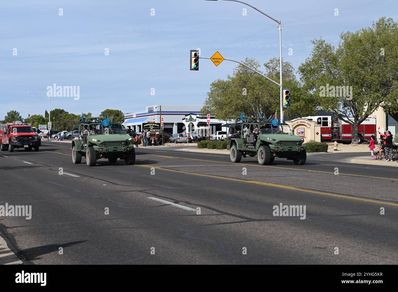 I soldati e la leadership di Fort Huachuca parteciparono alla Sierra Vista Veterans Day Parade and Ceremony a Sierra Vista, Arizona, 11 novembre 2024. Foto Stock