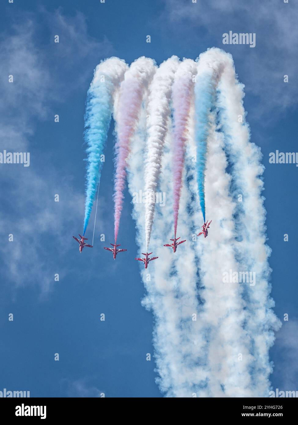 Old Buckenham, Regno Unito, luglio 29 2023: Le frecce rosse della RAF mostrano gli aerei della squadra con fumo acceso, volando in formazione all'airshow Foto Stock