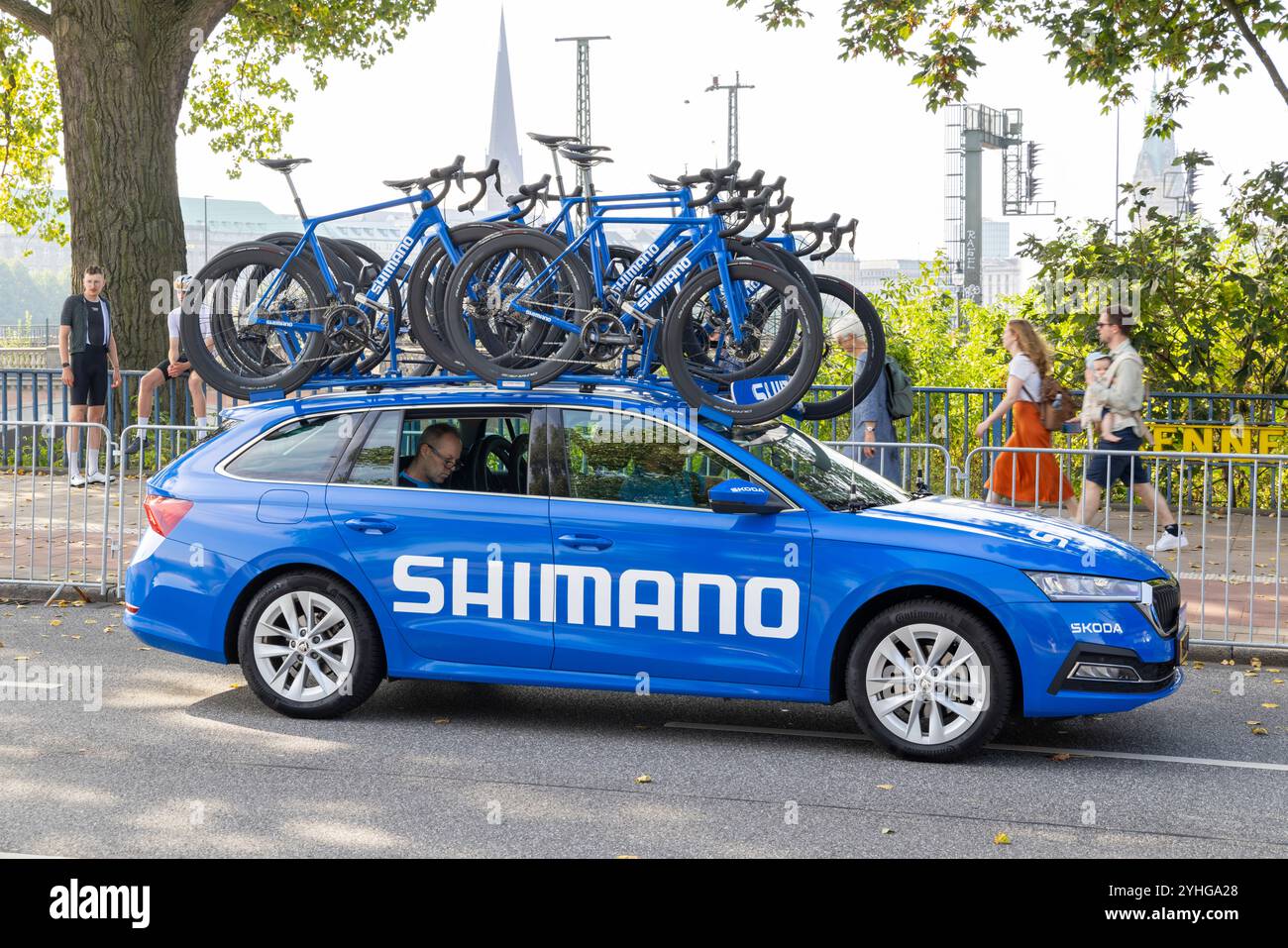 La più grande gara ciclistica d'Europa si svolge ad Amburgo e nella campagna circostante. L'auto da corsa del team Shimano e il direttore si preparano per la gara del tour mondiale UCI Foto Stock