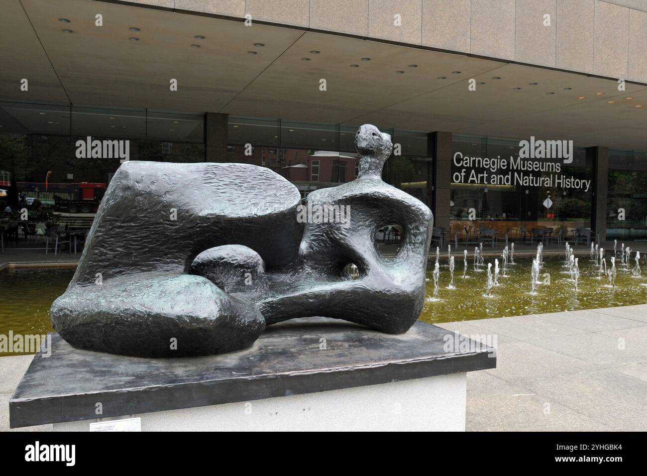 La scultura di Henry Moore Reclining Figure si trova all'esterno del Carnegie Museums of Art and Natural History di Pittsburgh. Foto Stock