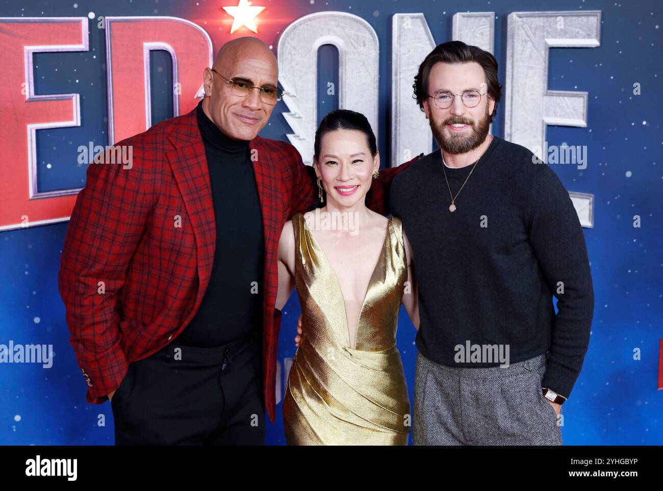 New York, Stati Uniti. 11 novembre 2024. Dwayne Johnson, Lucy Liu e Chris Evans arrivano sul Red carpet alla prima di "Red One" degli Amazon MGM Studios all'Alice Tully Hall, Lincoln Center lunedì 11 novembre 2024 a New York City. Foto di John Angelillo/UPI credito: UPI/Alamy Live News Foto Stock