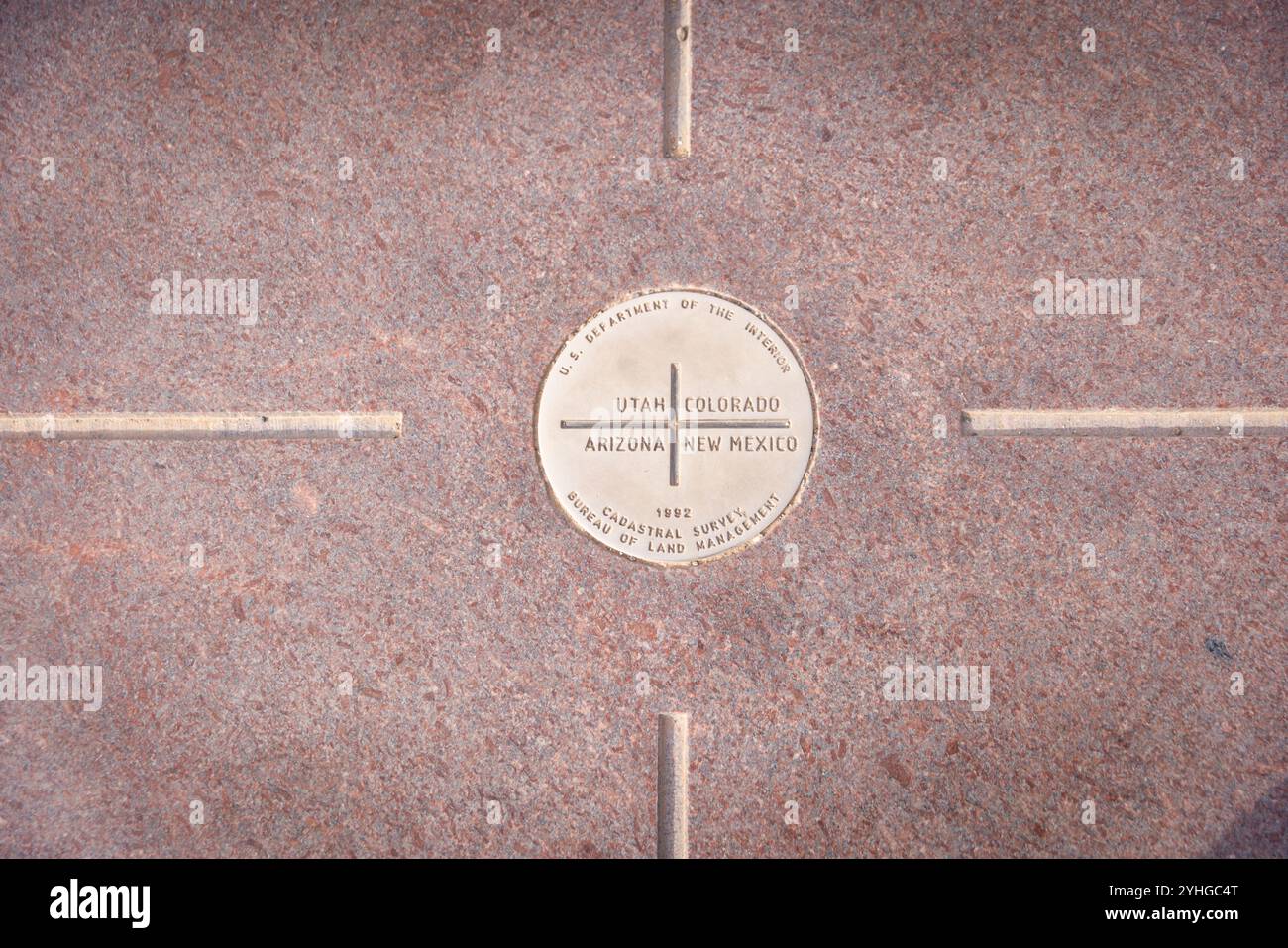 Visitatori del Four Corners Monument, l'unico luogo negli Stati Uniti dove quattro stati si riuniscono in un unico luogo. Arizona, Utah, Colorado e N Foto Stock