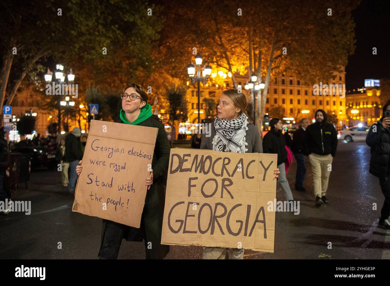 Tbilisi, Georgia. 11 novembre 2024. Greta Thunberg partecipa a una protesta a Tbilisi, Georgia, tenendo un cartello con la scritta "democrazia per la Georgia”, mentre marcia verso il Parlamento. Greta Thunberg organizza un raduno a Tbilisi, Georgia, a sostegno della consapevolezza sui cambiamenti climatici, mentre la Conferenza delle Nazioni Unite sui cambiamenti climatici del 2024, o COP 29, si svolge nel vicino Azerbaigian tra l'11 e il 22 novembre. Credito: SOPA Images Limited/Alamy Live News Foto Stock