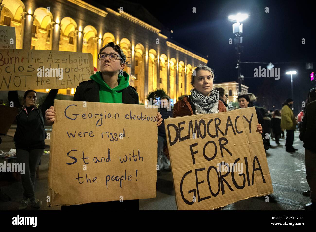 Greta Thunberg partecipa a una protesta a Tbilisi, Georgia, tenendo un cartello con la scritta "democrazia per la Georgia", fuori dal Parlamento del paese. Oltre a lei, un altro attivista ha un segno che dice: "Le elezioni georgiane sono state truccate. State con il popolo!" Greta Thunberg organizza un raduno a Tbilisi, Georgia, a sostegno della consapevolezza sui cambiamenti climatici, mentre la Conferenza delle Nazioni Unite sui cambiamenti climatici del 2024, o COP 29, si svolge nel vicino Azerbaigian tra l'11 e il 22 novembre. In seguito si unisce a una vicina protesta pro-europea a seguito delle recenti elezioni nel paese che sono state rivendicate Foto Stock