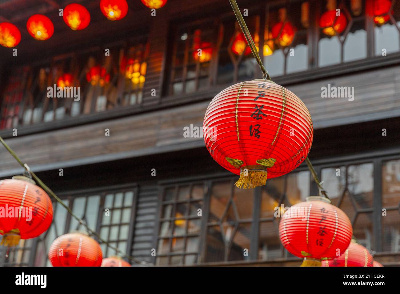 Il villaggio di Juifen, Taiwan, con le sue bellissime lanterne rosse che fiancheggiano le strade e le bancarelle del mercato. Foto Stock