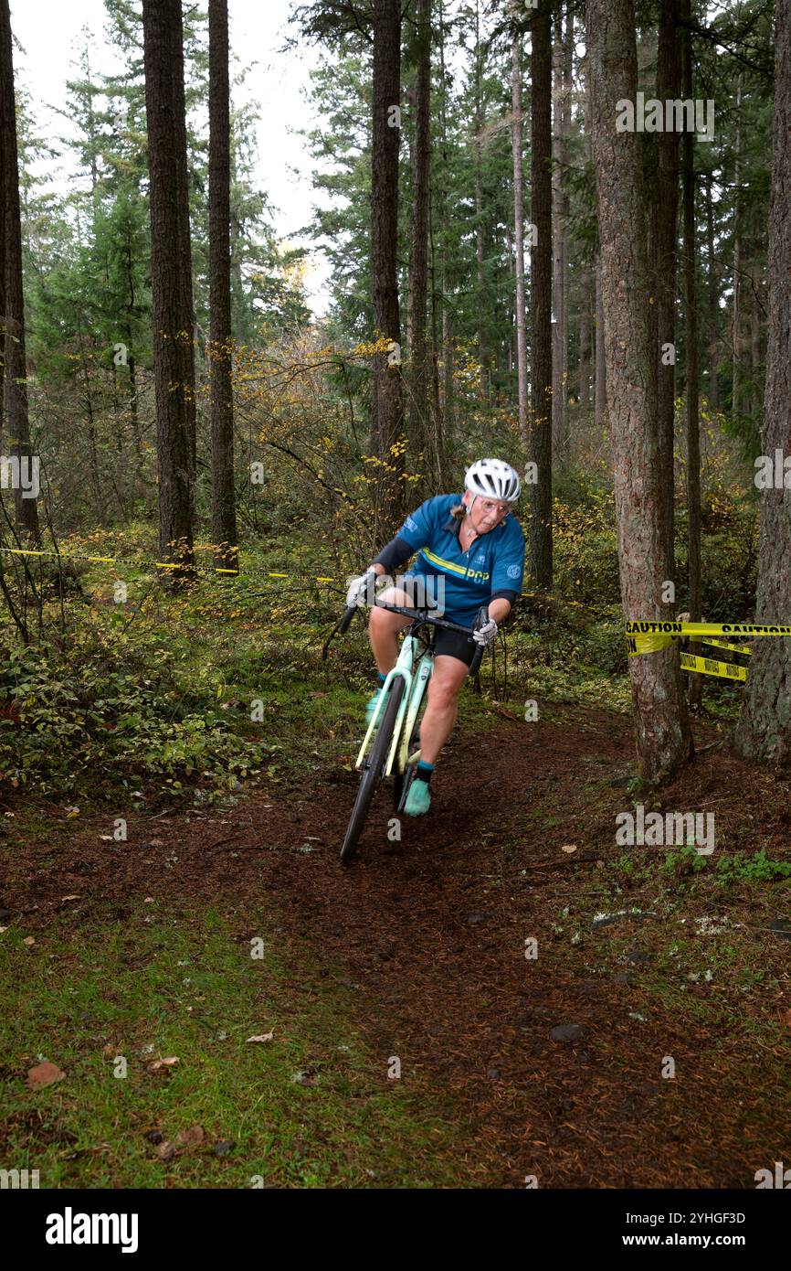 WA26217-00..... WASHINGTON - gara di ciclocross per donne di età superiore a 60 anni a Graham al Frontier Park. Lori Montoya Brazel. Foto Stock
