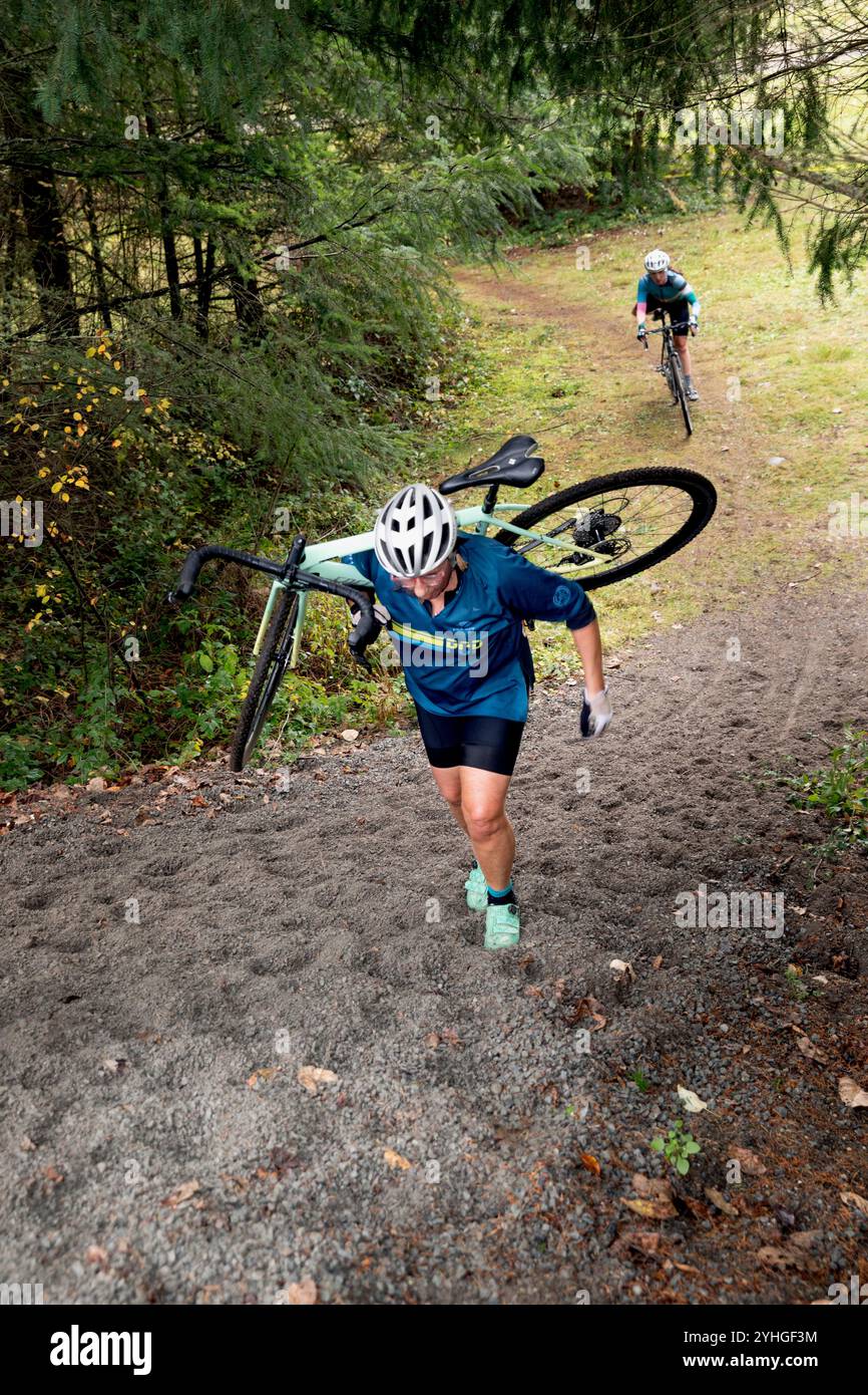 WA26218-00..... WASHINGTON - gara di ciclocross per donne di età superiore a 60 anni a Graham al Frontier Park. Lori Montoya Brazel. Foto Stock