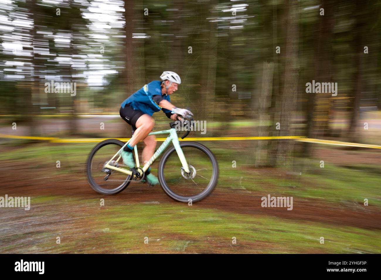 WA26219-00..... WASHINGTON - gara di ciclocross per donne di età superiore a 60 anni a Graham al Frontier Park. Lori Montoya Brazel. Foto Stock