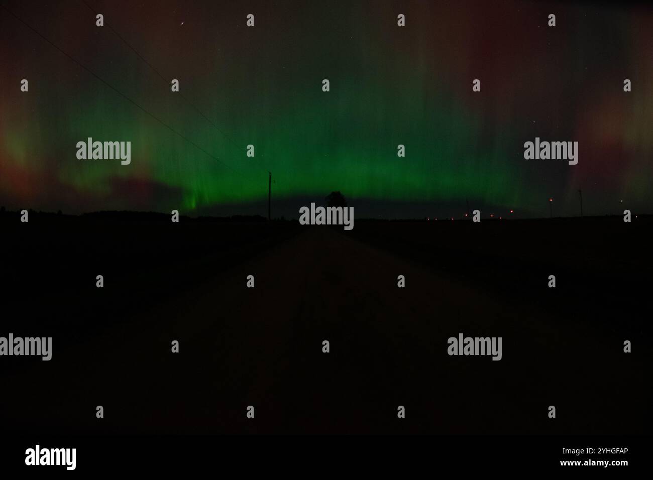 Un cielo notturno buio pieno di aurora Foto Stock