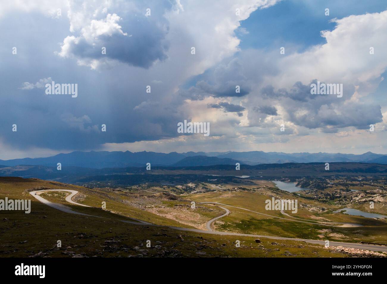 La Beartooth Highway si snoda attraverso la tundra alpina vicino la Beartooth Pass del Wyoming. Foto Stock