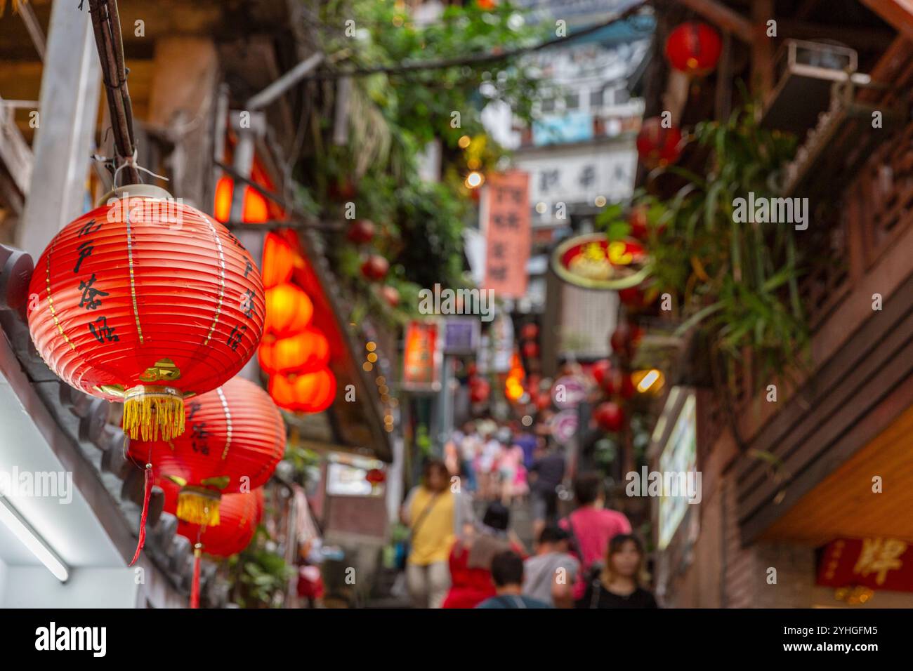 Il villaggio di Juifen, Taiwan, con le sue bellissime lanterne rosse che fiancheggiano le strade e le bancarelle del mercato. Foto Stock