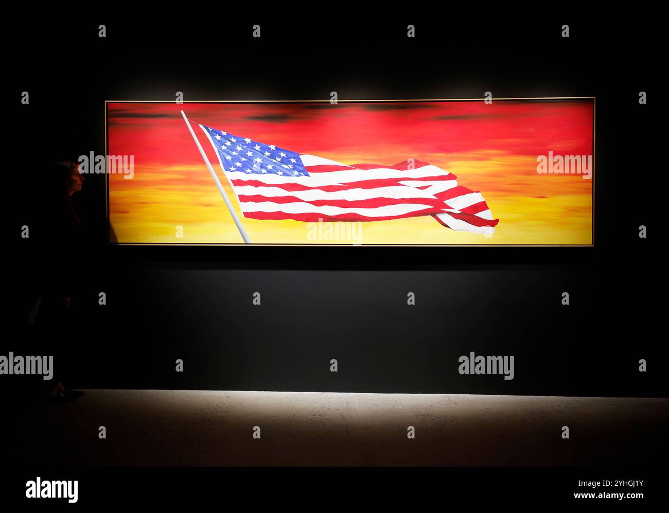 New York, Stati Uniti. 11 novembre 2024. Ed Ruscha, Georges' Flag è in mostra come parte dell'asta Now and Contemporary Evening Auction quando Sotheby's ospita un'anteprima mediatica per il New York Marquee Sales lunedì 11 novembre 2024 a New York City. Foto di John Angelillo/UPI credito: UPI/Alamy Live News Foto Stock